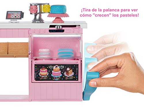 Barbie y su pastelería, muñeca con cocina y accesorios, regalo para niñas y niños 3-9 años (Mattel GFP59)