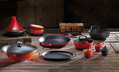 Le Creuset Tajine de hierro fundido, Redondo, diametro 27 cm, Apto para todas las fuentes de calor, incluso inducción y horno, Cereza
