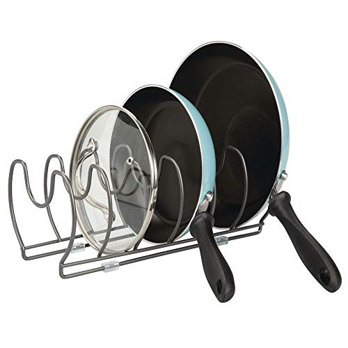 mDesign Soporte para sartenes, tapas y cacerolas – Compacto organizador de tapas de ollas para los armarios de cocina – Estante de metal para utensilios – Ahorra espacio – color grafito