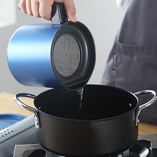 TAMUME 1.6L Olla de Colador de Aceite de Acero Inoxidable, Filtro de Grasa y Contenedor de Aceite con Tapa y Soporte Antideslizante (Azul)