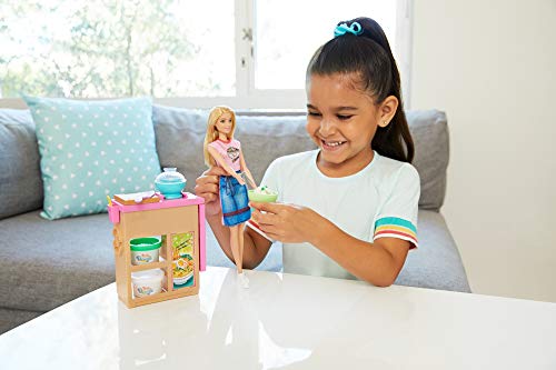 Barbie Restaurante japonés de juguete Noodle Bar, muñeca rubia, mesa de trabajo y accesorios (Mattel GHK43)