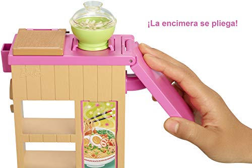 Barbie Restaurante japonés de juguete Noodle Bar, muñeca rubia, mesa de trabajo y accesorios (Mattel GHK43)