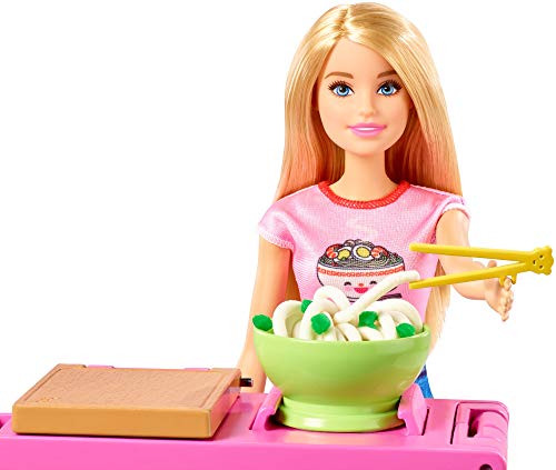 Barbie Restaurante japonés de juguete Noodle Bar, muñeca rubia, mesa de trabajo y accesorios (Mattel GHK43)
