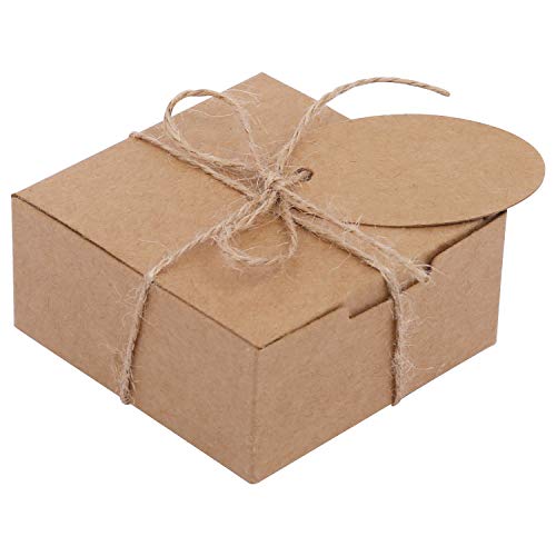 Belle Vous Kraft Cajas de Regalo (Pack de 50) - (7,5x7,5x3,5cm) Kraft Marrón Cajas Regalo Autoensamblables Cuadradas con Etiquetas y Cuerda de Cáñamo para Bodas Presentación Regalos, Fiestas, Dulces