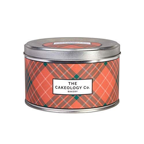 Cakeology Co. Bakery - Pastel de regalo de 14 cm en lata - Pastel de frutas con brandy, decorado a mano con mazapán, glaseado y un lazo de tartán, 785 g