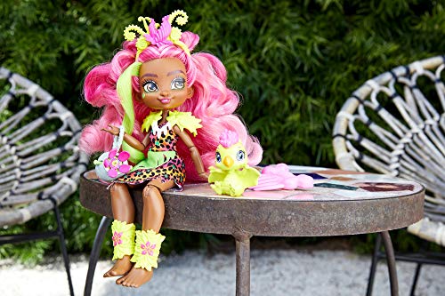 Cave Club Muñeca Fernessa, muñeca prehistórica con mascota y accesorios (Mattel GNL85)
