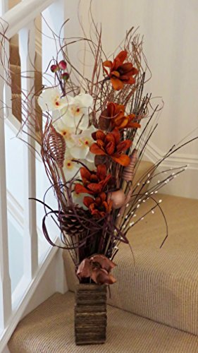 Conjunto floral orgánico hecho a mano de flores exóticas y hierbas indias secas de color natural con tonos chocolate, oro rosa y natural. Incluye florero de madera. 85 cm de altura.