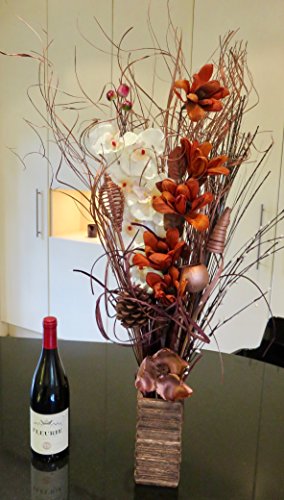 Conjunto floral orgánico hecho a mano de flores exóticas y hierbas indias secas de color natural con tonos chocolate, oro rosa y natural. Incluye florero de madera. 85 cm de altura.