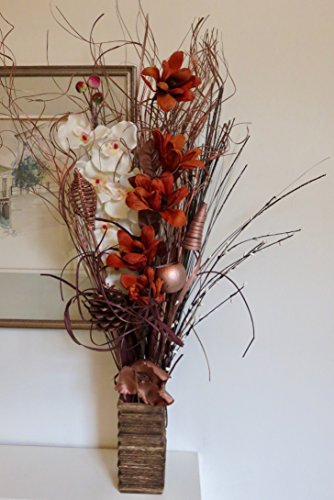 Conjunto floral orgánico hecho a mano de flores exóticas y hierbas indias secas de color natural con tonos chocolate, oro rosa y natural. Incluye florero de madera. 85 cm de altura.