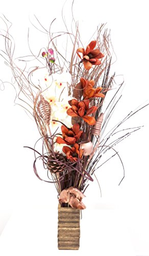 Conjunto floral orgánico hecho a mano de flores exóticas y hierbas indias secas de color natural con tonos chocolate, oro rosa y natural. Incluye florero de madera. 85 cm de altura.