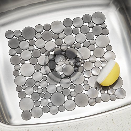 iDesign Alfombrilla escurreplatos para fregadero, rejilla de plástico de tamaño mediano, tapete protector para fregaderos de acero inoxidable y cerámica, gris