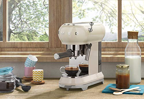Máquina de café expreso Smeg ECF01RDUK crema