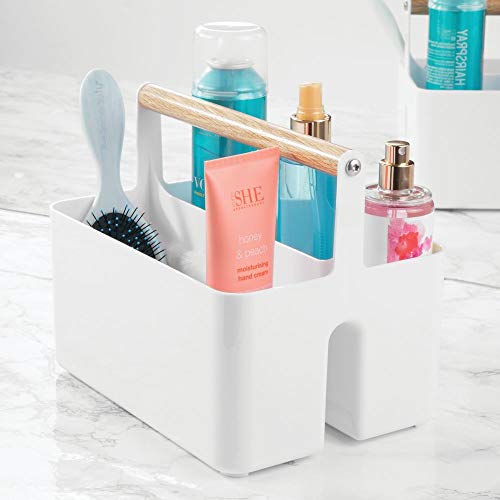 mDesign Cajas organizadoras para baño – Cajas de plástico con asas de madera para el almacenamiento de productos cosméticos – Organizador de baño con dos compartimentos – blanco/color roble