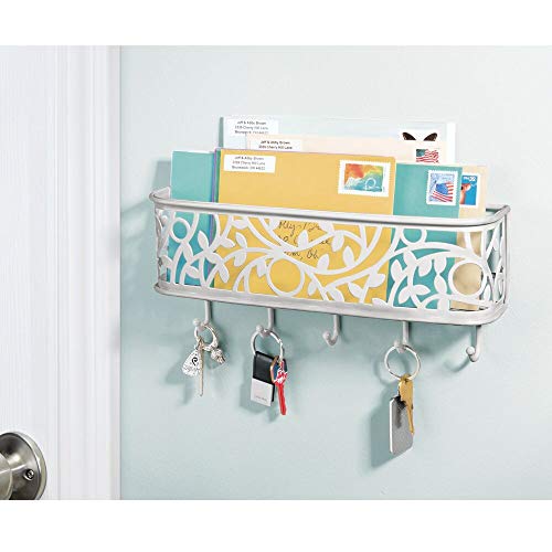 mDesign Guardallaves con Cesta metálica para Pasillo y Cocina – Compacto Llavero de Pared con Bandeja para Cartas y 5 Ganchos para Colgar – Colgador de Llaves de Metal para Pared – Gris Claro
