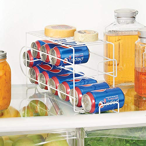 mDesign Juego de 2 organizadores de frigorífico para alimentos – Moderno organizador de cocina para latas de bebida y conservas – Soporte y dispensador de latas de metal para nevera o armario – blanco