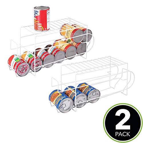 mDesign Juego de 2 organizadores de frigorífico para alimentos – Moderno organizador de cocina para latas de bebida y conservas – Soporte y dispensador de latas de metal para nevera o armario – blanco