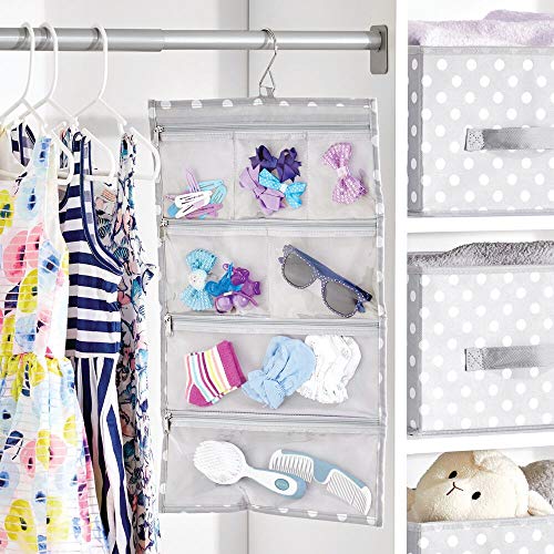mDesign Organizador de joyas – Compacta bolsa colgante de fibra sintética con bolsillos de plástico para joyas y productos de belleza – Organizador colgante sin taladro para el armario – gris/blanco