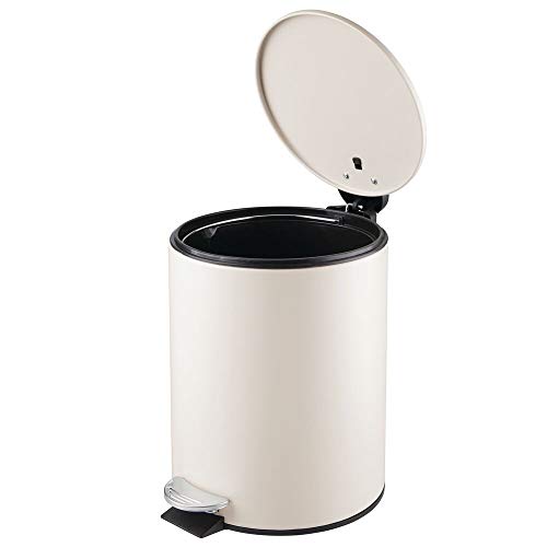 mDesign Papelera de baño redonda – Contenedor de residuos de metal con 5 litros de capacidad, pedal, tapadera y cubo interior – Elegante cubo metálico para baño, cocina o despacho – beige