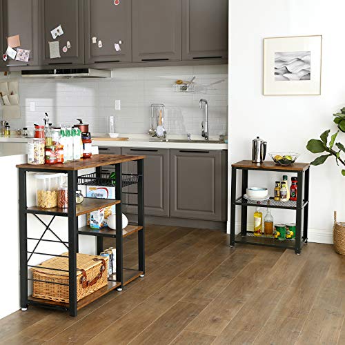 VASAGLE Estantería de Cocina de Estilo Industrial, con Marco de Metal, Cesta de Alambre y 6 Ganchos, para Mini Horno, Especias y Utensilios, Marrón Rústico y Negro KKS90X