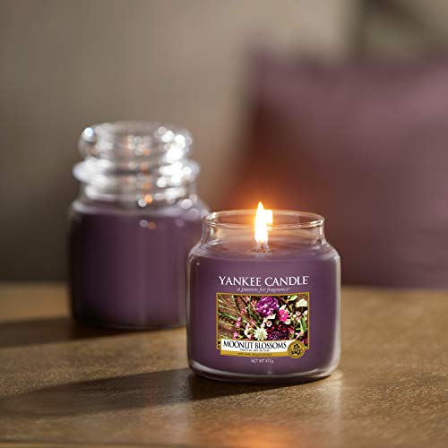 YANKEE CANDLE Vela aromática en Tarro Mediano, Flores a la luz de la Luna