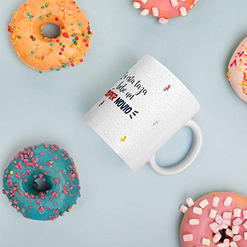 Kembilove Taza de Café para Novio – Aquí Bebe un Super Novio – Taza de Desayuno para Familia – Regalo Original para Familiares, Navidad, Aniversarios – Taza de Cerámica de 350 ml