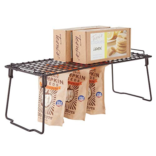 mDesign Estante apilable para almacenaje de cocina – Repisa metálica de cocina con patas plegables – Moderno organizador de armarios para la vajilla, latas de conservas y especias – color bronce