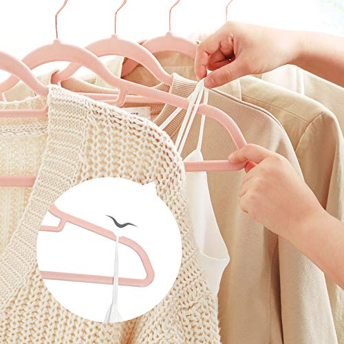 SONGMICS 30 Perchas de Terciopelo para Ropa, Antideslizante, Gancho Giratorio, Oro Rosa, 0.6cm Grosor, Ahorra Espacio, 45cm Ancho para Abrigo, Vestido, Pantalones,Corbatas, Rosa Claro CRF21PK30