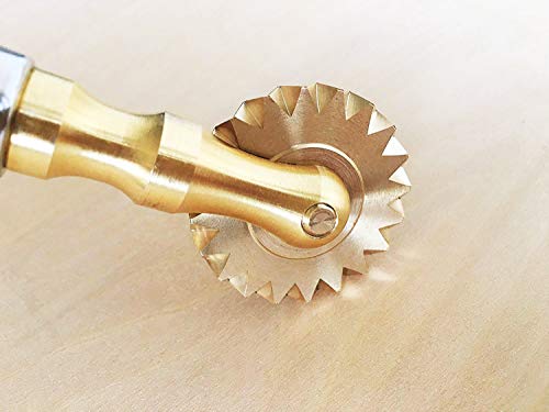 Tagliapasta.com | Cortador de Pasta Fresca | Cortador de Raviolis, Tortellinis | Hoja dentada Diámetro de 38 mm en Latón con Mango de Madera [Made in Italy]