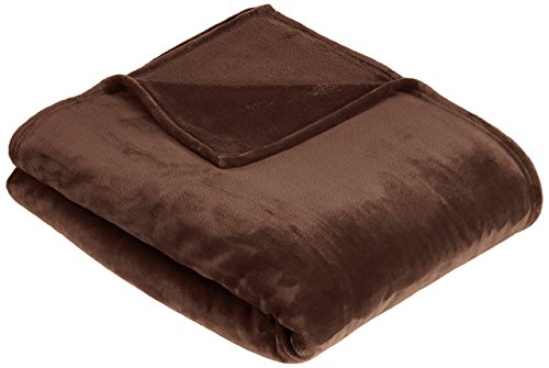 AmazonBasics - Manta, hecha de felpa suave de terciopelo - 168 x 229cm - marrón chocolate