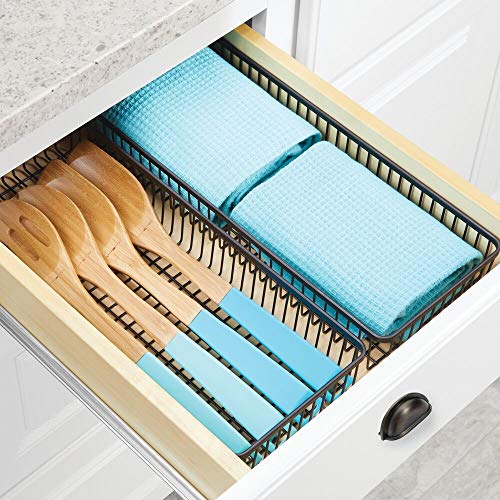 mDesign Organizador de cajones universal de metal – Cubertero para ordenar los utensilios y accesorios de cocina en los cajones – Cesta metálica para la cocina y el hogar – color bronce