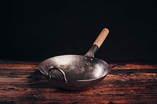 pasoli Wok con Base Plana para la Cocina (también de inducción) | 30 cm de diámetro | Tradicional de Acero al Carbono Martillado a Mano | Wok Base Plana | Mango de Madera | Capa Antiadherente Natural