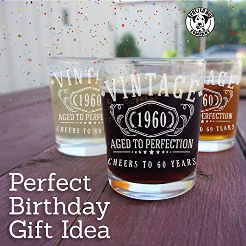 2pk Vintage 1960 - Vasos de chupito grabados de 2,5 oz - 60 cumpleaños envejecidos a la perfección - 60 años de edad regalos