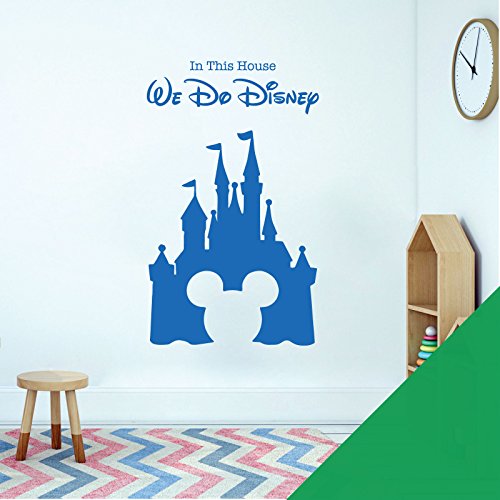 Adhesivo de pared para habitación infantil, diseño de castillo de Disney con silueta de Mickey Mouse con el texto en inglés «In this house, we do Disney» Large (960 x 580mm) Cactus