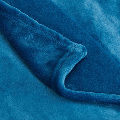 AmazonBasics - Manta, hecha de suave felpa - 168 x 229cm - azul-verde