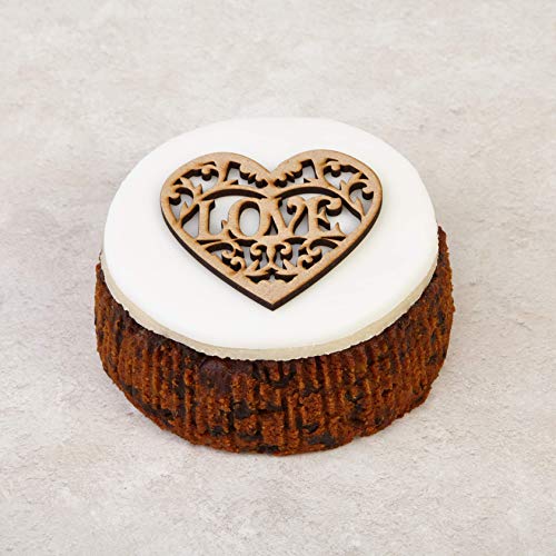 Cakeology Co. Bakery - Pastel de regalo de 14 cm en lata - Pastel de frutas con brandy, decorado a mano con mazapán, glaseado y una placa decorativa en forma de corazón, 785 g