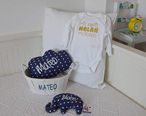 Canastilla bebé personalizada. Regalo original para un recién nacido, personalizado y hecho a mano. Incluye saco térmico (alivia cólicos), cojín nube y body. Cesta decorativa.