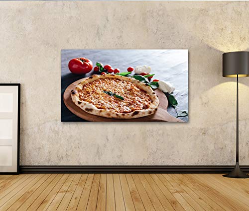 Cuadro Cuadros Pizza Italiana Margherita sobre Tabla de Madera. Tomates y Hojas de albahaca al Fondo. Comida Popular Tradicional. Impresión Lienzo Formato Grande Cuadros Modernos QVJ