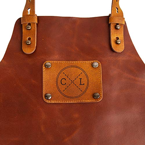 Delantal de Cuero - Personaliza un Delantal para Barbacoa con Nombre, Texto, Diferentes Diseños y Tipos de Letras, Delantal Hecho en Cuero Genuino de Búfalo con Banda Totalmente Ajustable (Marrón)