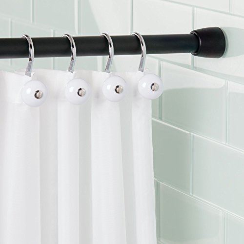 iDesign Ganchos para colgar cortinas, modernas argollas para cortinas de ducha de metal y plástico, juego de 12 ganchos para cortina de baño, blanco y plateado