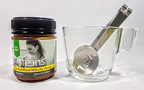 Infusión de té verde y limón con Steens MGO Raw sin pasteurizar Nueva Zelanda Manuka Miel, taza y cuchara
