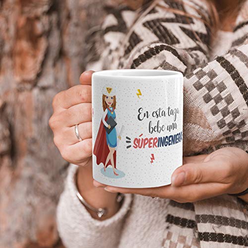 Kembilove Taza de Café Ingeniera – En Esta Taza Bebe una Súper Ingeniera – Taza de Desayuno para la Oficina – Taza de Café y Té para Profesionales – Taza de Cerámica Impresa – Tazas de 350 ml