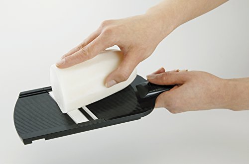 KYOCERA CSN-182-NBK, Julienne mandolina, Cuchilla Afilada de cerámica de circonio, Que Incluye Protector de Mano, Ligero, Apto para lavavajillas, Negro