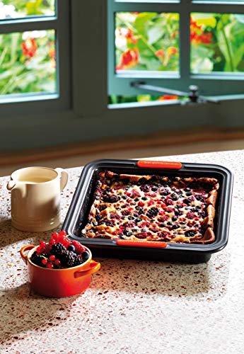 Le Creuset 941009290 Molde Antiadherente Cuadrado, 23 x 23 x 5 cm, Libre de PFOA, Resistente a ácidos, Revestimiento de Acero al Carbono, Gris/Naranja