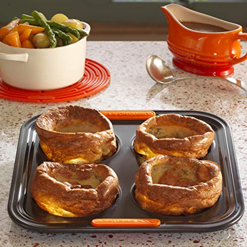 Le Creuset 941012000 Molde Antiadherente para 4 Yorkshire Puddings, Ø 10 cm, Libre de PFOA, Resistente a ácidos, Revestimiento de Acero al Carbono, Gris/Naranja