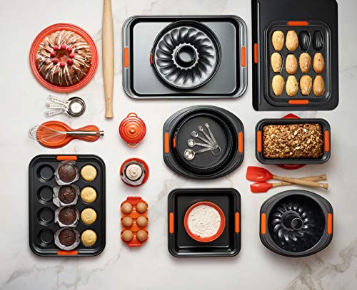 Le Creuset Molde antiadherente para 12 conchas, Libre de PFOA, Resistente a ácidos, Revestimiento de acero al carbono, Gris y Naranja
