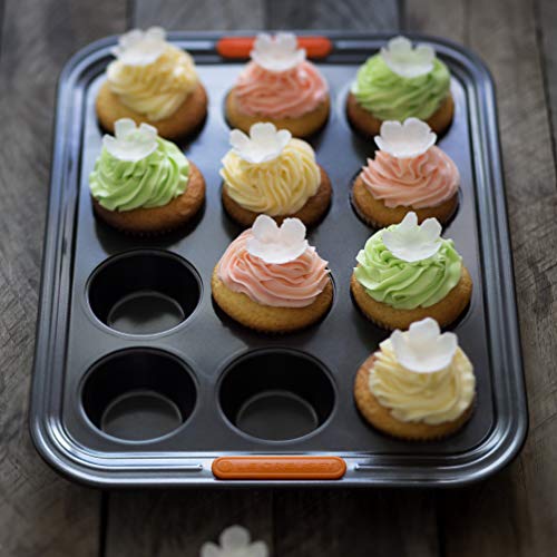 Le Creuset Molde antiadherente para 12 cupcakes, diametro 7 cm, Libre de PFOA, Resistente a ácidos, Revestimiento de acero al carbono, Gris y Naranja