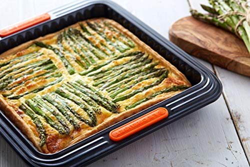 Le Creuset Molde tarta con base extraíble, Cuadrado, 23 x 23 x 3 cm, Libre de PFOA, Resistente a ácidos, Revestimiento de acero al carbono, Gris y Naranja