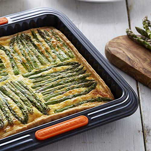 Le Creuset Molde tarta con base extraíble, Cuadrado, 23 x 23 x 3 cm, Libre de PFOA, Resistente a ácidos, Revestimiento de acero al carbono, Gris y Naranja
