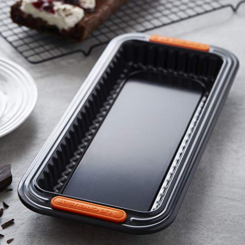 Le Creuset Molde tarta con base extraíble, Rectangular, 33 x 13 x 3 cm, Libre de PFOA, Resistente a ácidos, Revestimiento de acero al carbono, Gris y Naranja