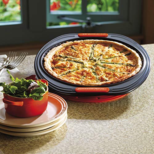 Le Creuset Molde tarta con base extraíble, Redondo, diametro 26 cm, Libre de PFOA, Resistente a ácidos, Revestimiento de acero al carbono, Gris y Naranja